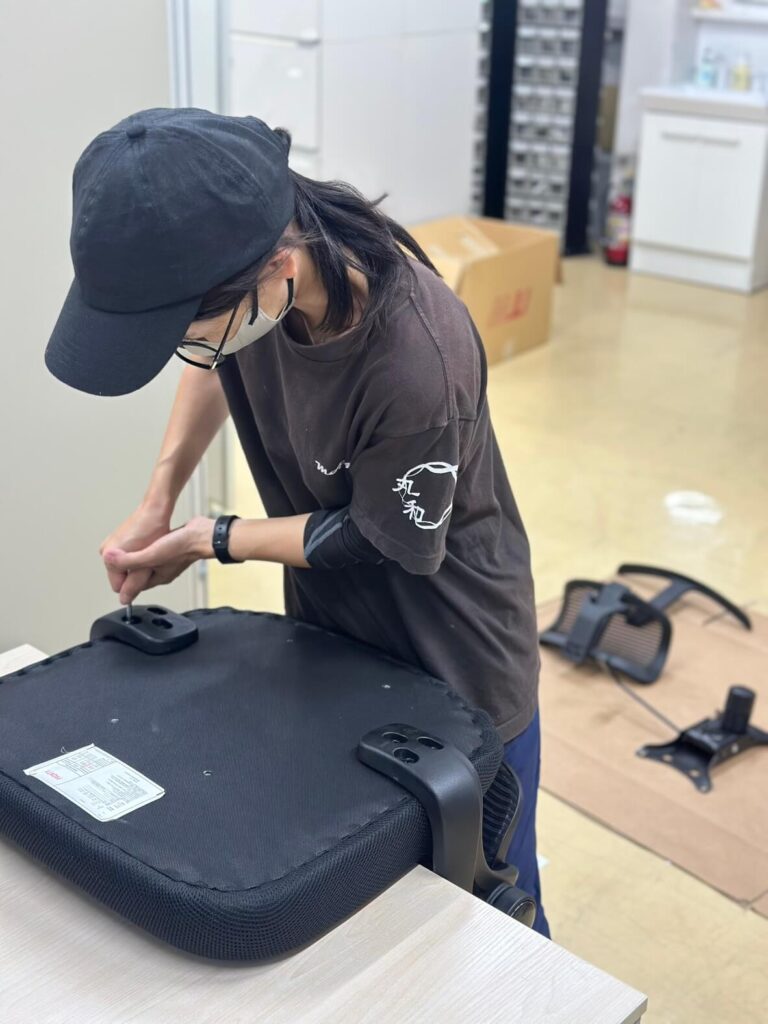 イスの組み立て